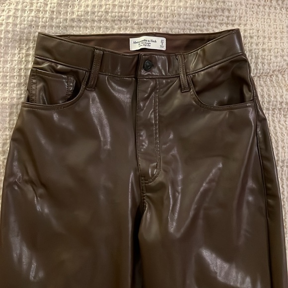 Abercrombie ‘90s Straight Ultra High Rise Curve Love Faux Leather Pants - Picture 3 of 6